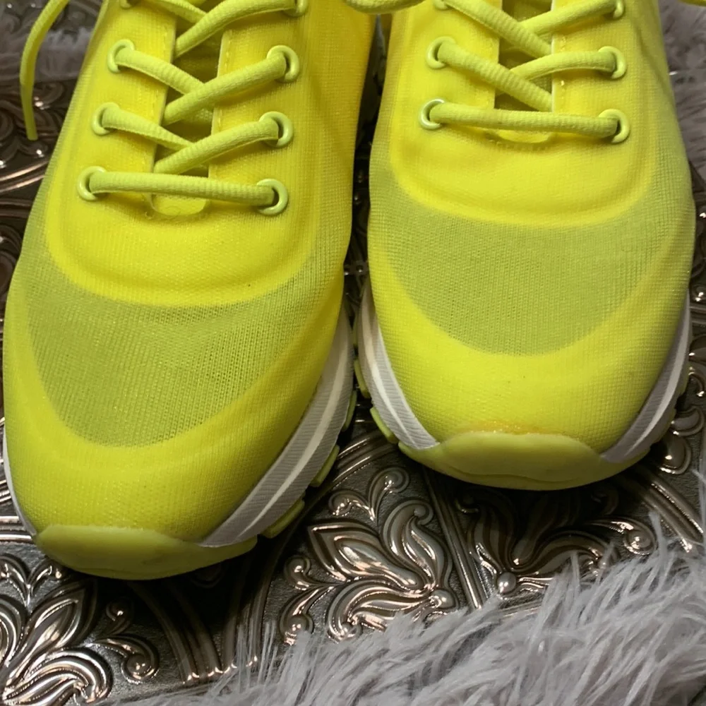 🌹DKNY • Fashion Sporty Mesh Vibrant Yellow Athletic Sneakers •